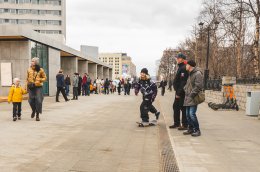 Люди гуляют по улице Ленинградской в Мурманске