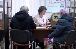 пожилая пара на приеме в МФЦ