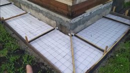 промежуточный этап монтажа отмостки