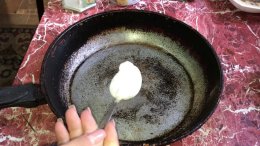 чистим сковородку от нагара