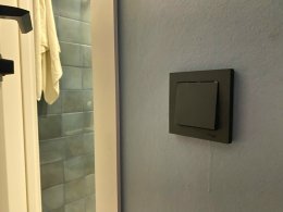 Выключатель на стене.