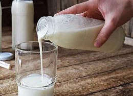 кефир наливают стакан