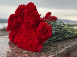 Гвоздики на гранитной плите