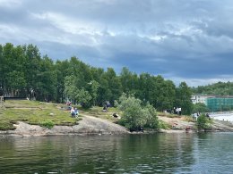 Берез Семеновского озера летом в Мурманске