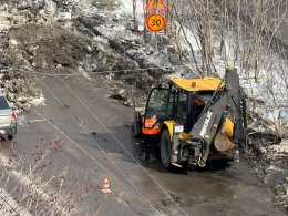 Трактор убирает снег весной