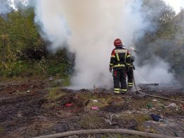 Огнеборцы тушат пожар в лесу