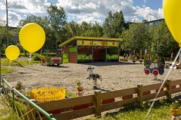 Детская площадка на улице в детском саду Мурманска летом