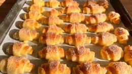 творожные рогалики на противне
