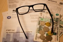 Квитанции за ЖКУ, деньги и очки