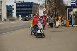 Семьи с детьми на улице Мурманска