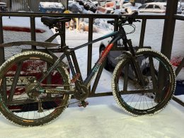 Велосипед на улице зимой