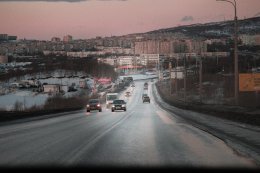 Машины едут по дороге.