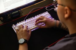 Мужчина за клавиатурой