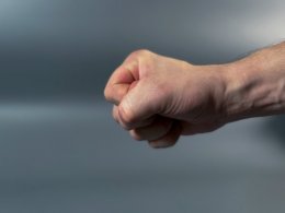 Кулак во время драки.