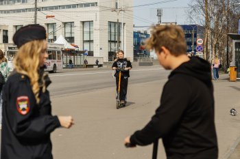 Подростки на самокате и полиция