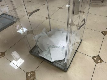 Избирательный ящик с бюллетенями