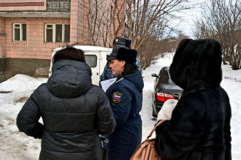 Судебные приставы за работой.