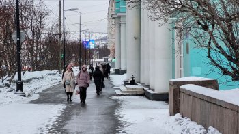 Прохожие на улице Мурманска весной