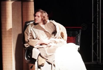 Денис Степанов в спектакле «86-е МАРТОБРЯ»