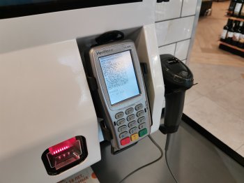 Терминал оплаты в магазине