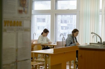 Школьники на экзамене.