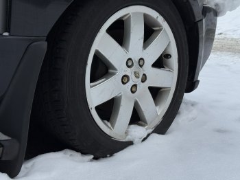 Колесо автомобиля в снегу