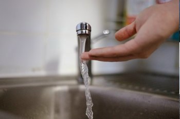 Вода течёт из-под крана.