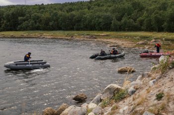 Лодки в реке.