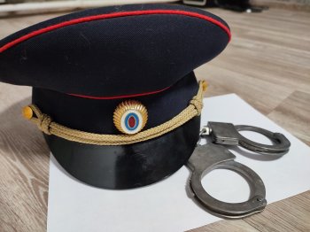 фуражка полицейского и наручники
