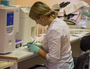 Медицинский лаборант за работой