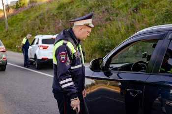 Сотрудник ДПС остановил машину.