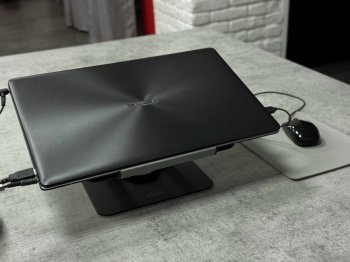 Ноутбук на столе.