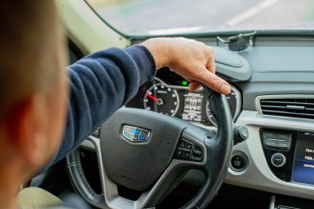 Водитель за рулем автомобиля