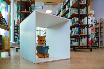 Читальный зал в библиотеке.