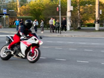 Мотоциклист едет по центральной улице Мурманска