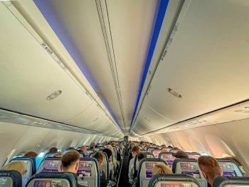 Люди на борту самолёта.