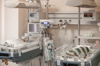 младенец в отделении новорожденных