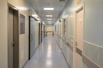 Коридор в поликлинике.