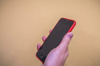 Смартфон в руке.