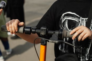 Руки на руле самоката