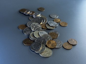 Монеты на столе.
