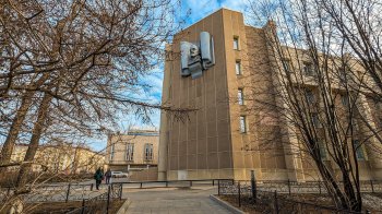 Барельеф Ленину на здании суда в Мурманске