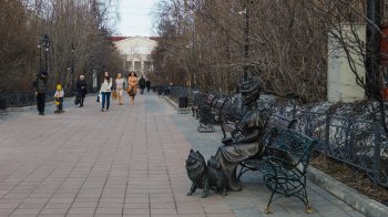 Скульптура дама с собачкой в Мурманске