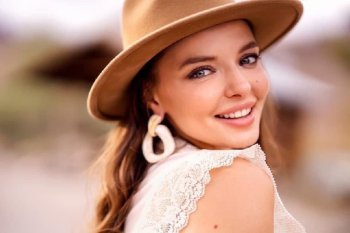 портрет Марины Орловой в шляпе