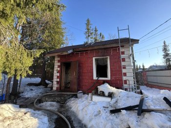 Кирпичное строение зимой