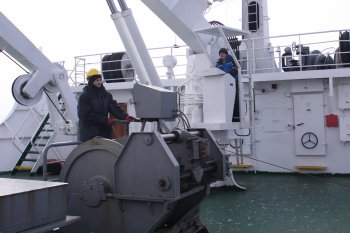 Исследовательское судно в море