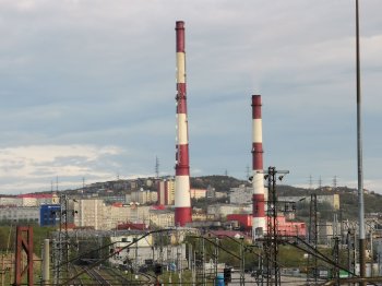 Трубы ТЭЦ на фоне города