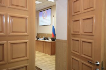 Вход в зал заседаний Мурманской областной думы