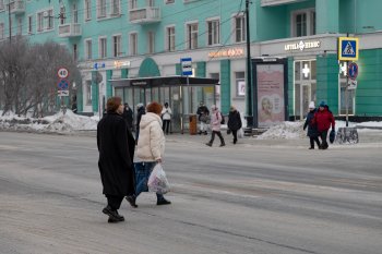 Люди переходят дорогу в Мурманске
