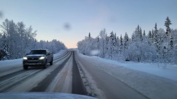 Заснеженная дорога в Мурманской области